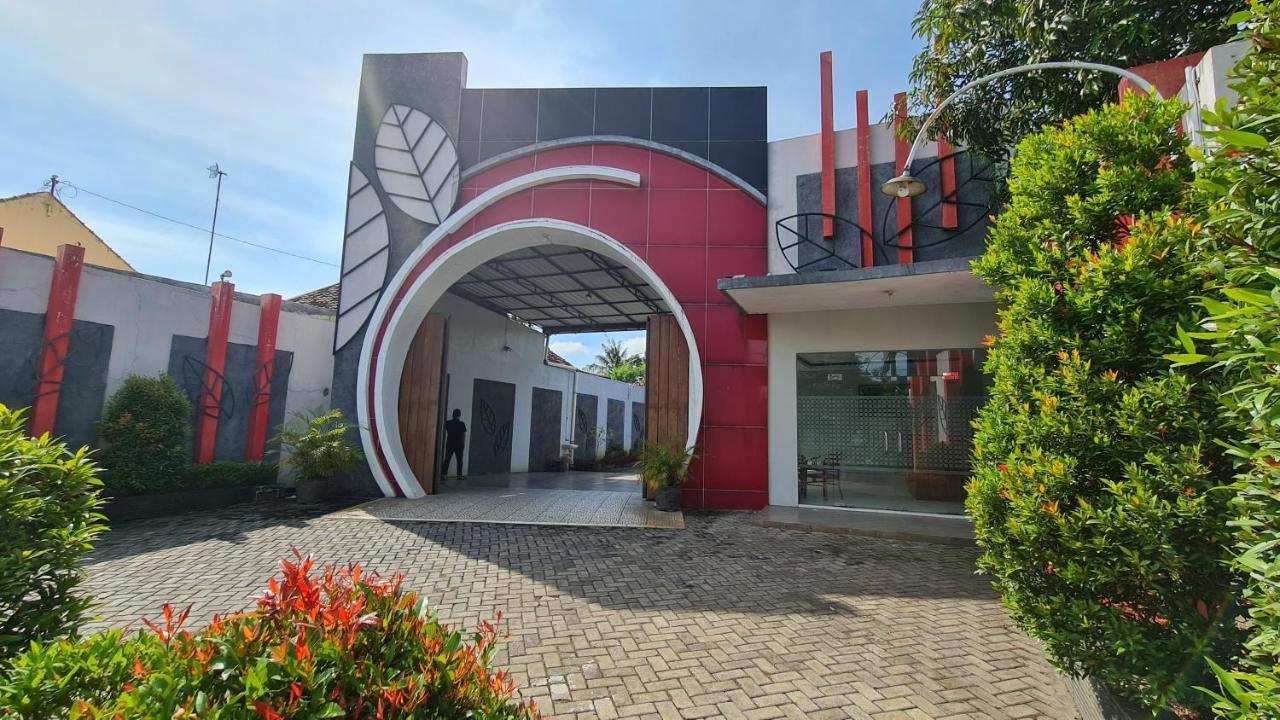 Oyo 90831 Hotel Gardenia Prambanan スラカルタ エクステリア 写真