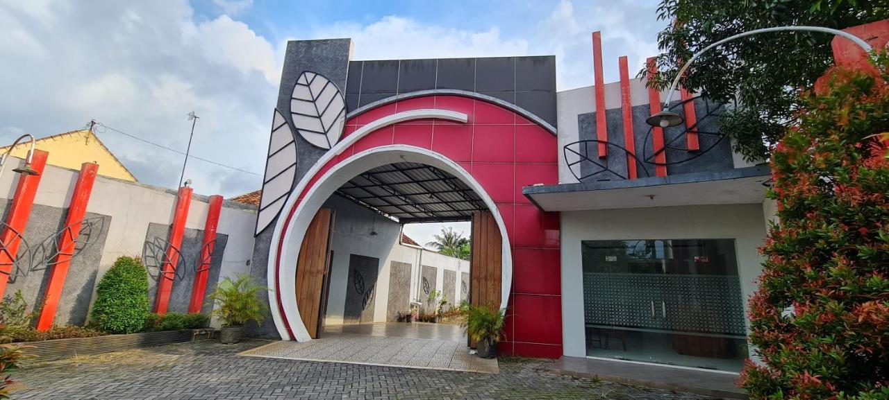Oyo 90831 Hotel Gardenia Prambanan スラカルタ エクステリア 写真