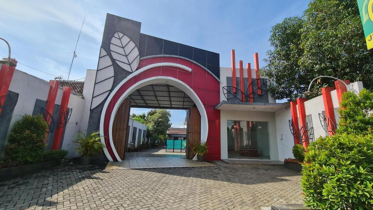 Oyo 90831 Hotel Gardenia Prambanan スラカルタ エクステリア 写真