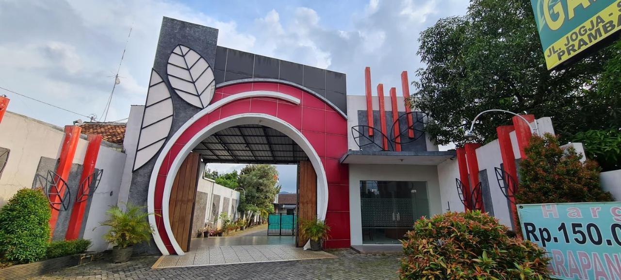 Oyo 90831 Hotel Gardenia Prambanan スラカルタ エクステリア 写真