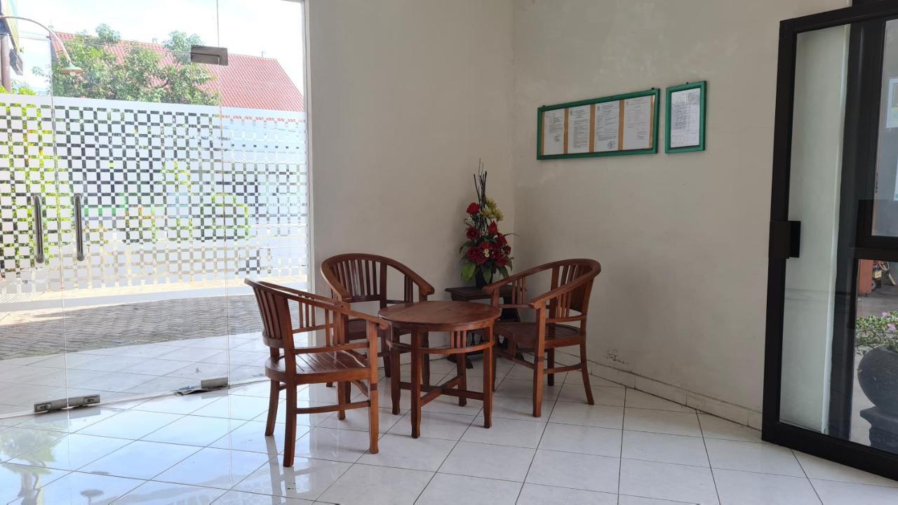 Oyo 90831 Hotel Gardenia Prambanan スラカルタ エクステリア 写真